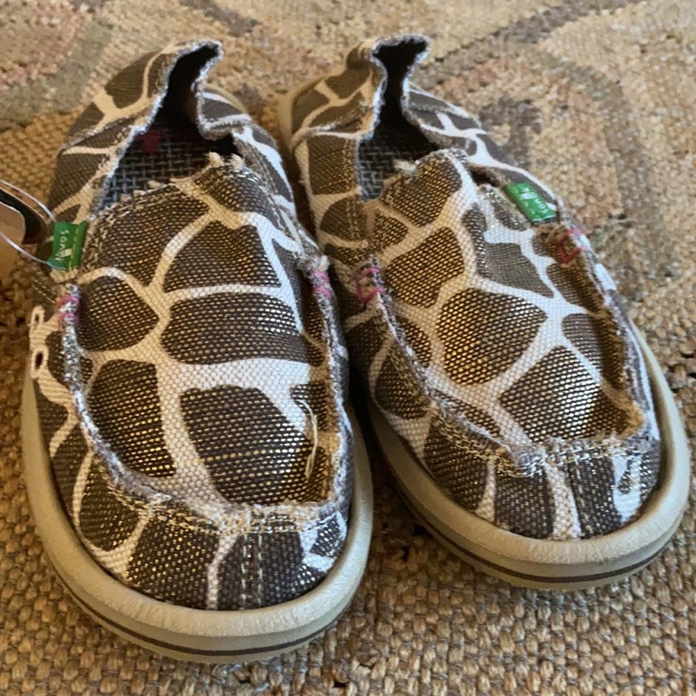 🆕 Sanuk gold tone giraffe print slip on shoes.